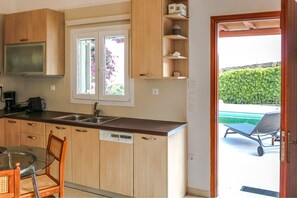 Vil·la, 2 dormitoris, piscina privada | Cuina privada | Frigorífic, forn, placa de cuina i bullidora elèctrica 