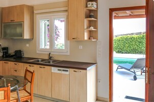 Refrigerador, horno, placa de cocina, tetera/pava eléctrica