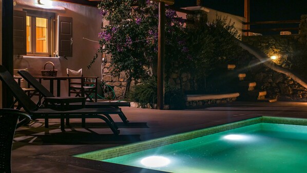 Una piscina al aire libre de temporada