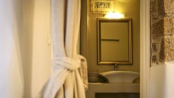Villa, 2 slaapkamers, privézwembad | Badkamer met wastafel