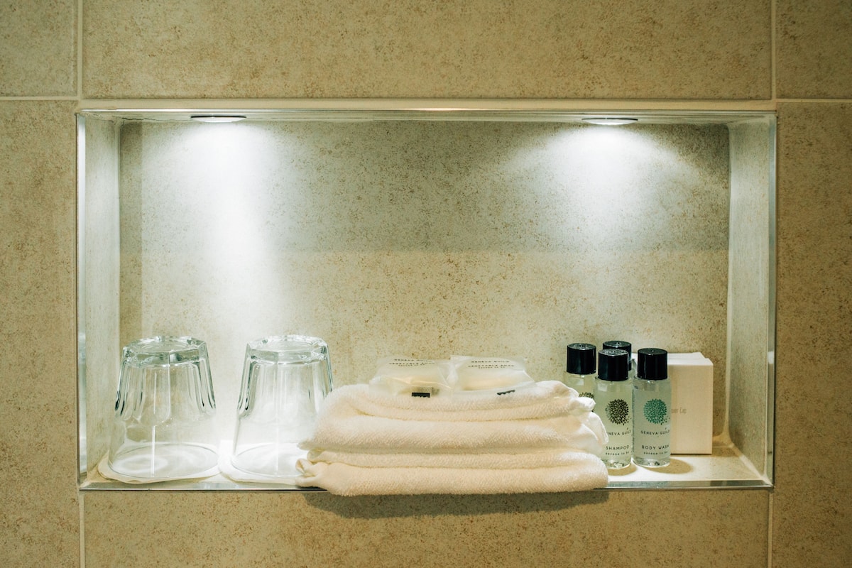 superior double room | bathroom amenities | shower, slippers, towels
