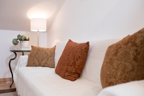 Apartamento família | Sala de estar | TV de tela plana 40 polegadas com canais via satélite, TV