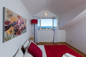 Apartamento família | Cofres nos quartos, escrivaninha, ferros/tábuas de passar roupa