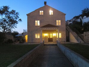 Fachada da propriedade à noite