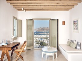 Hilltop Sea View Suite | 起居区 | 平板电视