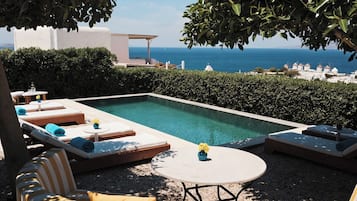 Piscine extérieure (ouverte en saison), chaises longues