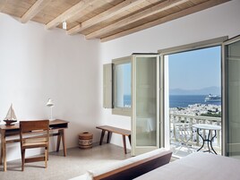 Hilltop Sea View Room | 迷你吧、客房内保险箱、办公桌、笔记本电脑工作区