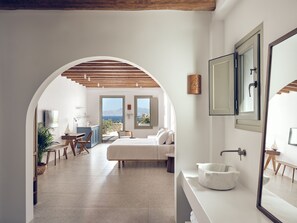Hilltop Sea View Suite with Private Jacuzzi | Minibar, caja fuerte, escritorio y espacio para trabajar con un portátil