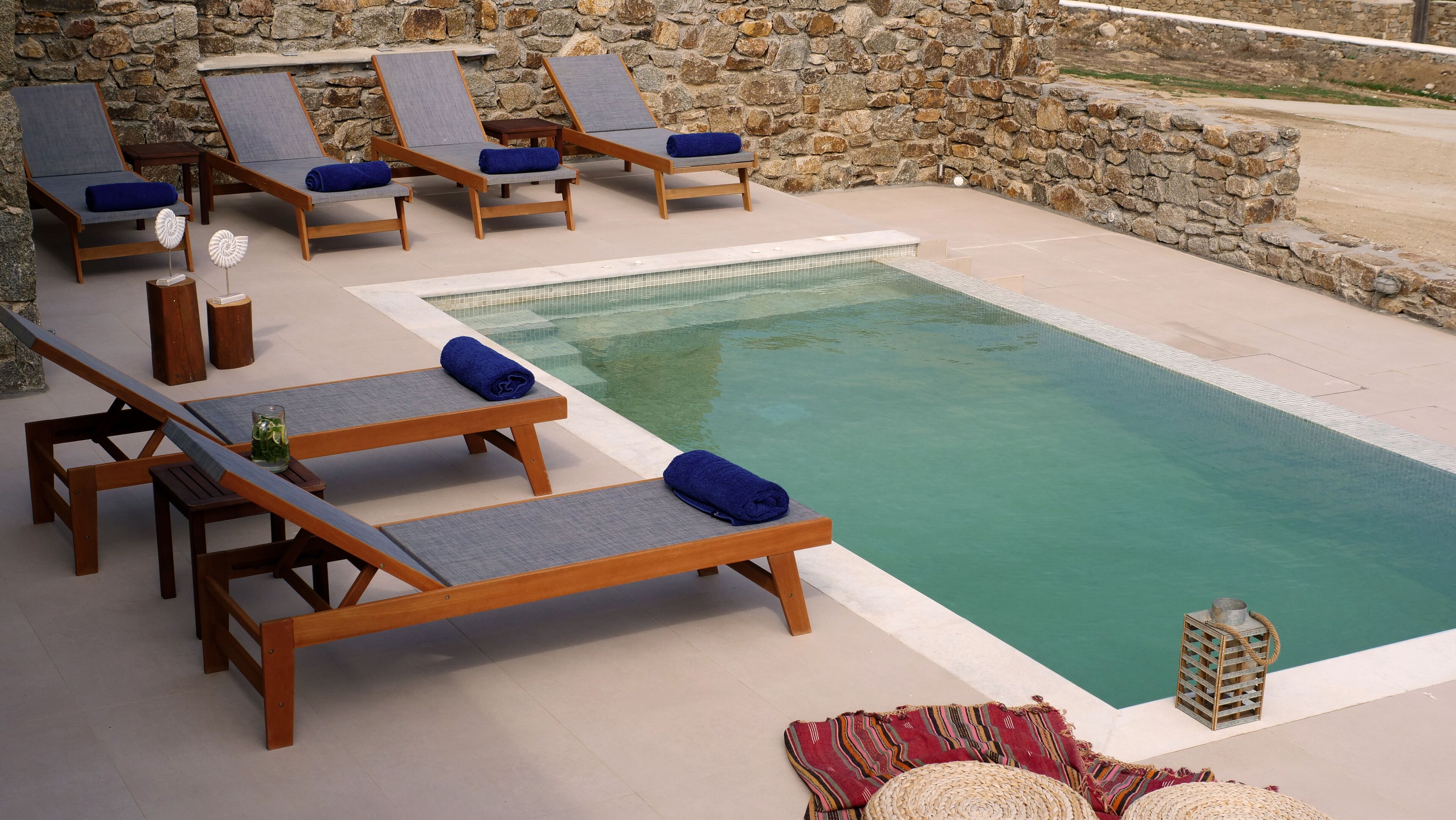 Piscine extérieure (ouverte en saison), chaises longues