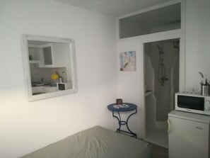 Studio | Iron/ironing board, free WiFi, bed sheets