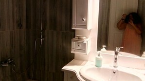 A bathroom with a shower, a sink, and a mirror. - Cycladic Studio - 4People DT Ornos (Mykonos)