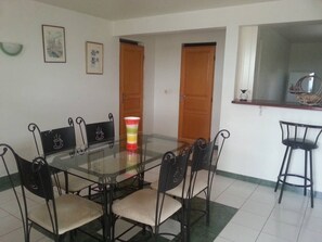 Dining - -The tropical break- (Saint-Joseph)