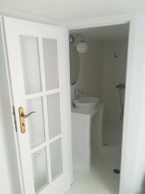 Studio | Badezimmer | Dusche, Haartrockner, Handtücher