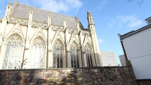 Ein historisches Gebäude mit spitzbogigen Fenstern und hohen Lanzettfenstern, vermutlich eine Kirche oder Kathedrale.