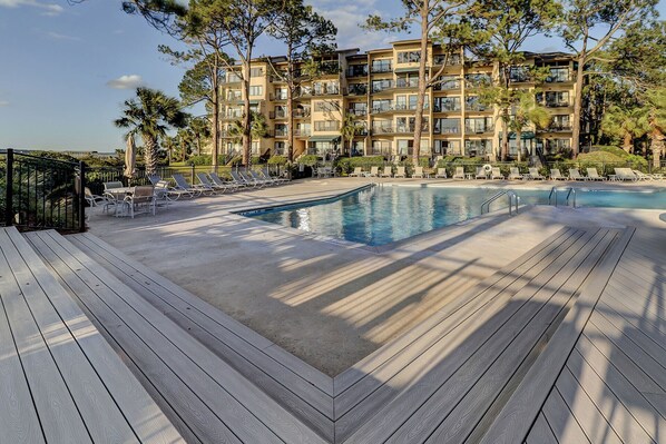 Hồ bơi ngoài trời