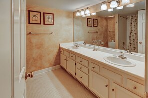 Bathroom - Beachside Tennis 1881 (Hilton Head Island)