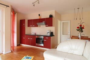 Departamento (9 inkl. Endreinigung EUR 69) | Cocina privada | Cafetera y tetera, refrigerador, horno y parrilla de estufa 