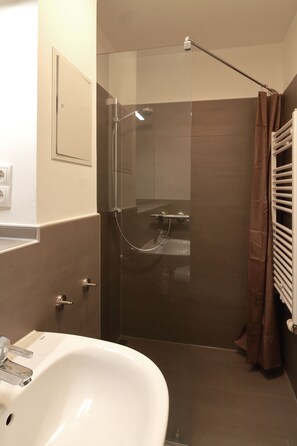 Studio (2 inkl. Endreinigung EUR 69) | Bathroom | Shower, towels, toilet paper - Strandparadies Juliusruh 1 (Breege)