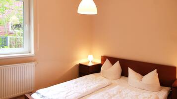 1 bedroom, blackout curtains