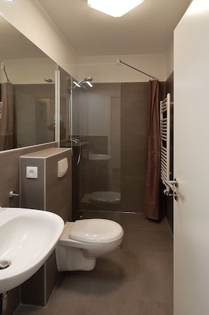 Apartment (1 inkl. Endreinigung EUR 69) | Bathroom | Shower, towels, toilet paper - Strandparadies Juliusruh 1 (Breege)