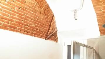 Dusche, Haartrockner, Bidet, HandtĂŒcher