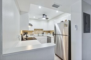 Fridge, microwave, oven, stovetop - 2 Bedroom/2 Bath, Gorgeous Pool/ Bay View, On Your Own Private Harbor- Siesta Key (Siesta Key)