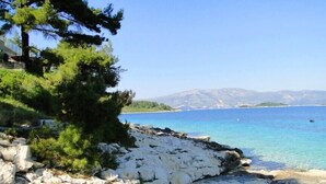 A coastal area with rocky terrain and a clear blue sea. - Eco apartments Sunshine - Dance Lovers for 4 (Lumbarda)