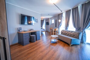 Exclusive Studio Suite | In-room safe, individually decorated, desk, laptop workspace - Boardinghouse City Home (Bielefeld)