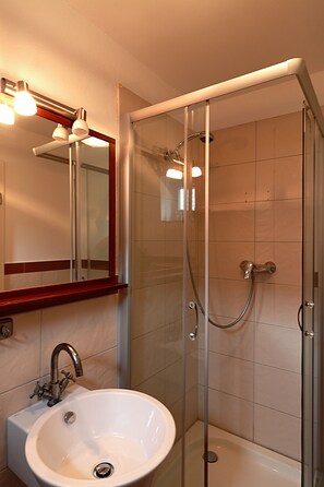 Suihku, pyyhkeet, vessapaperi