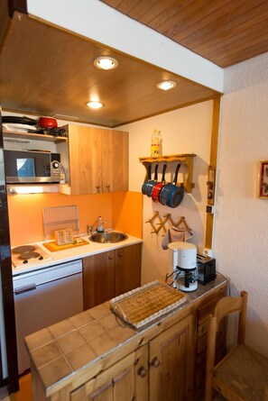 Réfrigérateur, micro-ondes, four, cafetière/bouilloire