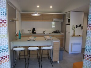 Private kitchen | Stovetop, coffee/tea maker, electric kettle, cookware/dishes/utensils - Camping la Tuque (Belaye)