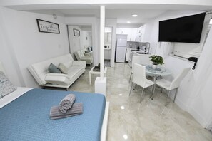 Fer et planche à repasser, Wi-Fi gratuit, draps fournis