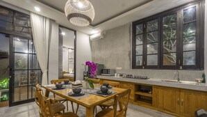 Biệt thự, 2 phòng ngủ (Unit 4) | Bếp nhỏ riêng | Tủ lạnh, lò vi sóng, bếp nấu, lò nướng bánh mì 
