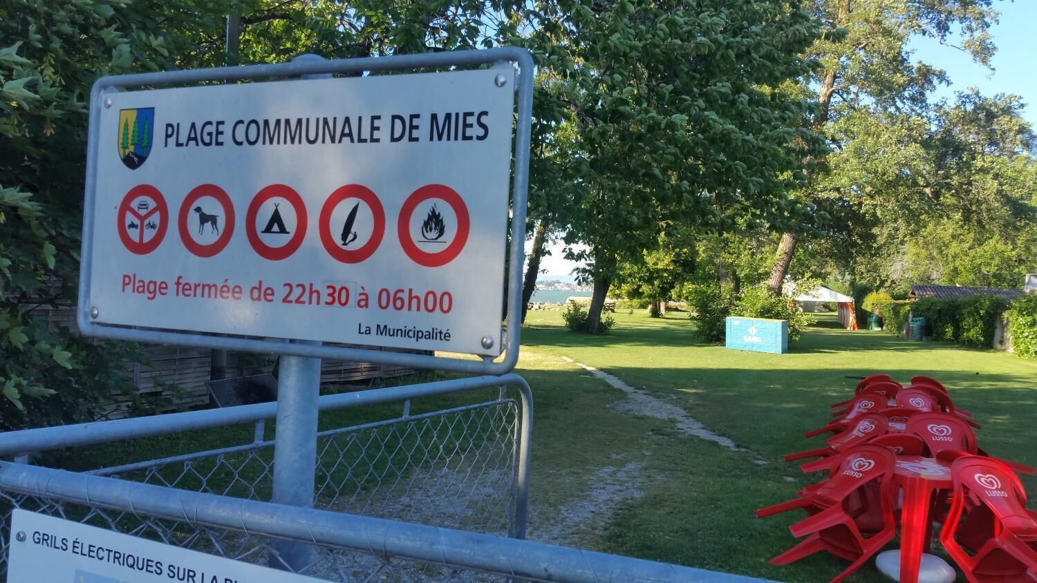 Un panneau indique que la piscine collective est fermée de 22 h 30 à 6 h 00.