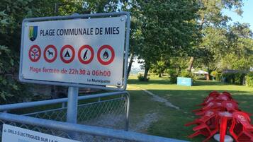 Un panneau indique que la piscine collective est fermée de 22 h 30 à 6 h 00.