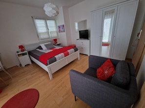 Chambre Double, terrasse | Fer et planche à repasser, Wi-Fi gratuit, draps fournis