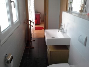 Shower, free toiletries, hair dryer, towels