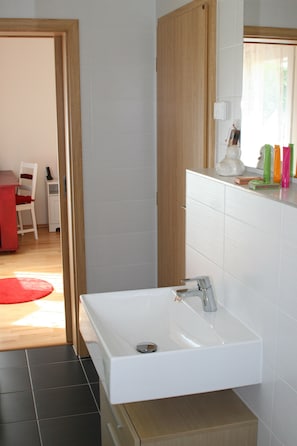 Chambre Double, terrasse | Salle de bain | Douche, articles de toilette gratuits, sèche-cheveux