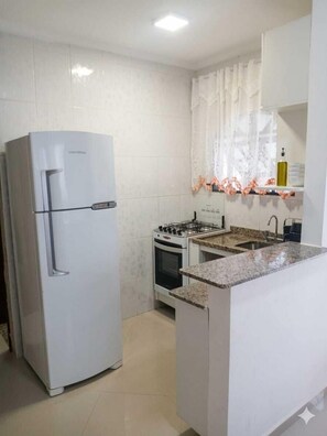 Fridge, microwave, oven, stovetop - Charming house between Sahy and Baleia, 350 m from the beach, Wi-Fi.  (são sebastião)