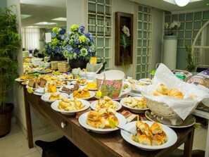 朝食 (ビュッフェ)、毎日提供 (無料)