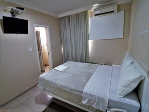 ミニバー、デスク、WiFi (無料)、ベッドシーツ