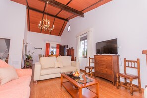 Una Smart TV, una chimenea