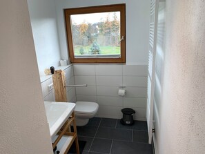 Apartment right | Bathroom | Shower, hair dryer, towels - Kuckucksnester Rötenbach (Friedenweiler)