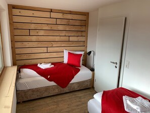 Condo de diseñador | 2 habitaciones, cortinas blackout y tabla de planchar con plancha 