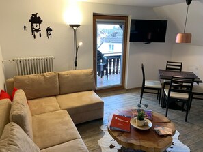 Condo de diseñador | Sala de estar | Televisión de pantalla plana de 44 pulgadas con canales vía satélite 