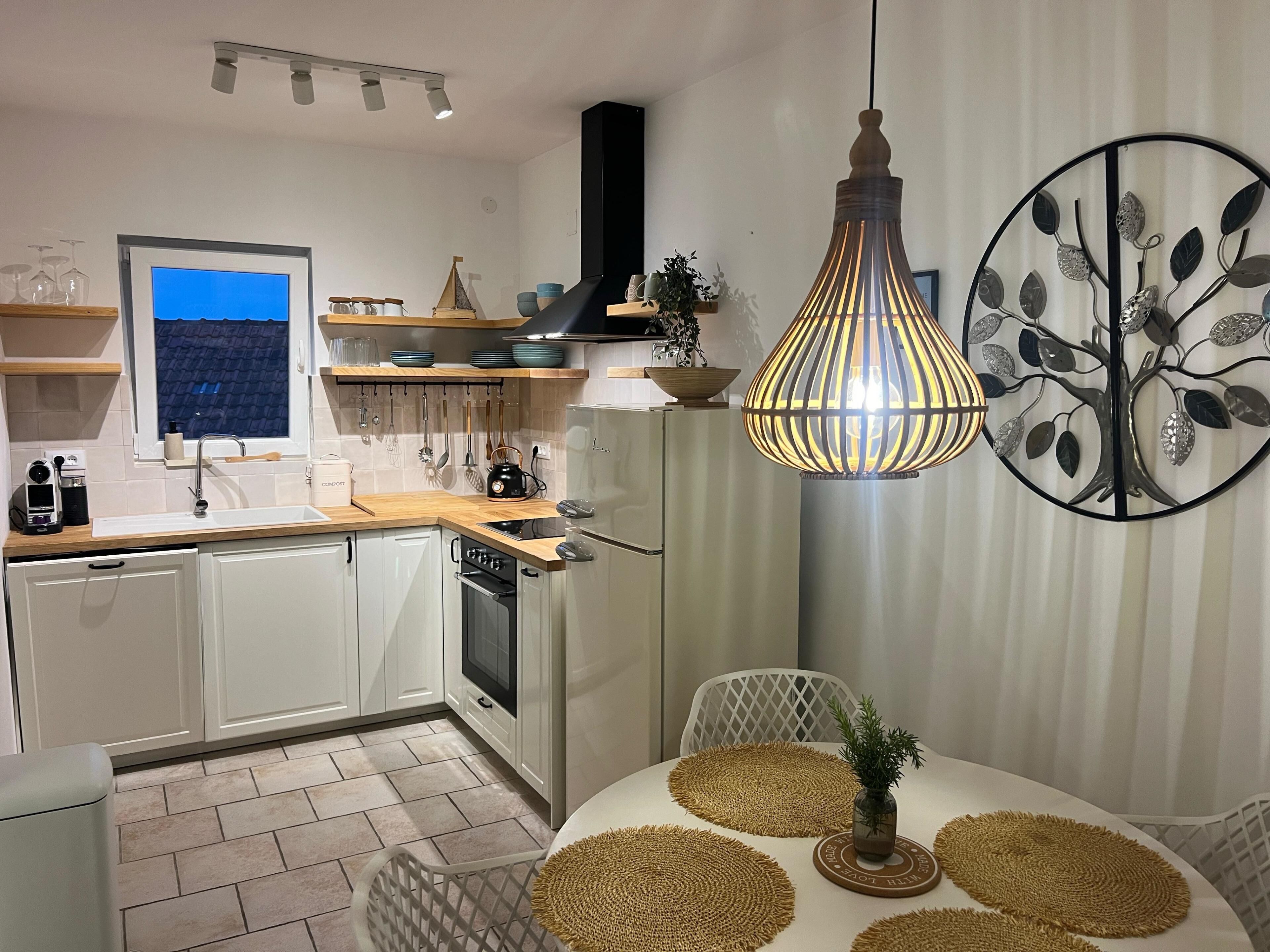 Kylskåp, ugn, diskmaskin och kaffe- och tebryggare
