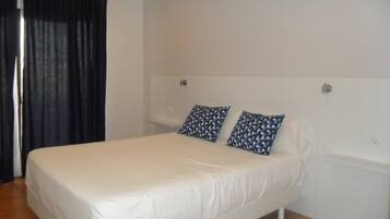 Habitación estándar doble, balcón | Sistema de insonorización, cunas gratuitas, wifi gratis y ropa de cama