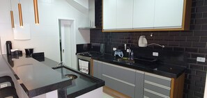 Geladeira, micro-ondas, fogão, cooktop