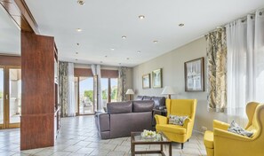 House, 4 Bedrooms, Private Pool | Living area