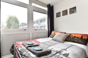 Double Room 09 | Laptop workspace, iron/ironing board, free WiFi, bed sheets - Tower Bridge Accommodation - 8 (London)